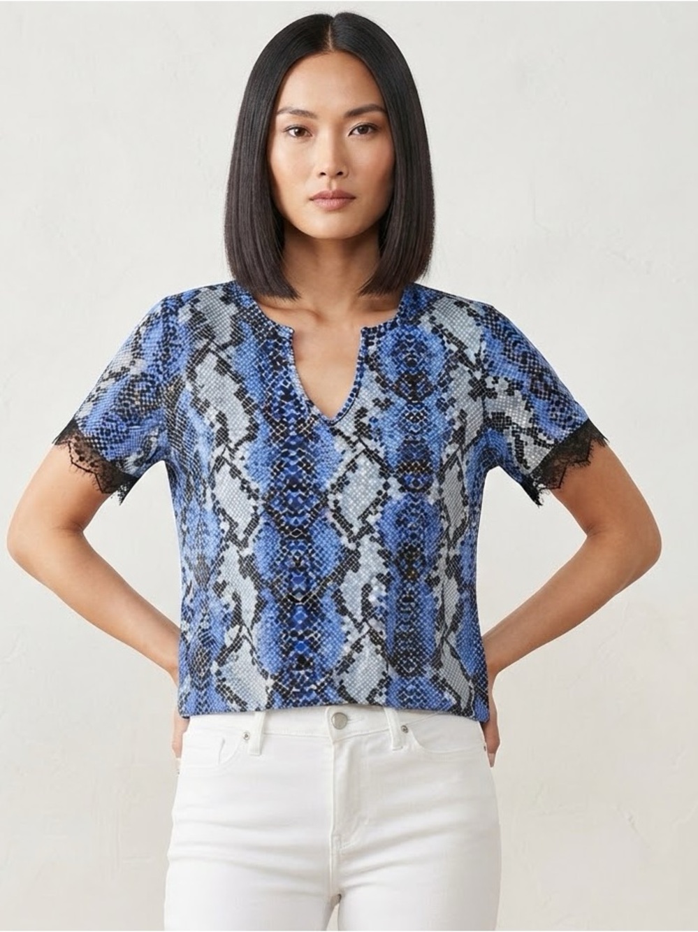 Andthewhy BLUE SNAKE PRINT LACE SLEEVE HEM TOP